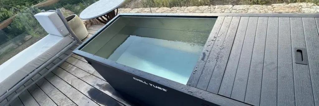 Bain froid installé sur une terrasse