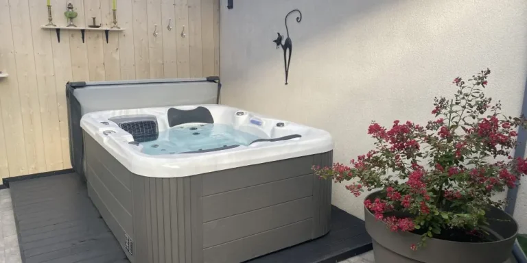 Spa installé en terrasse après entretien