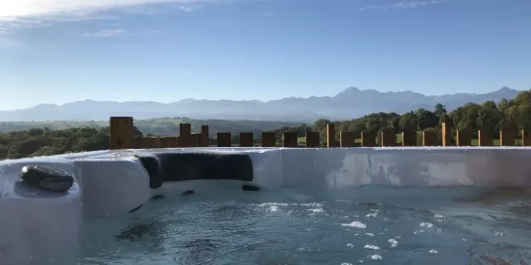 Spa extérieur avec vue sur les Pyrénées