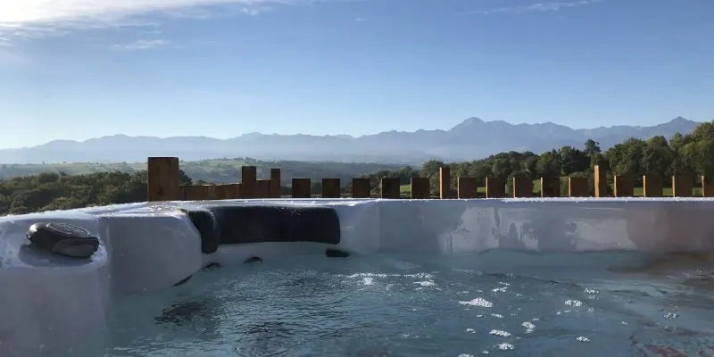Spa extérieur avec vue sur les Pyrénées