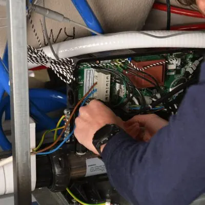 Technicien Technic Spas contrôlant la carte électronique d’un spa
